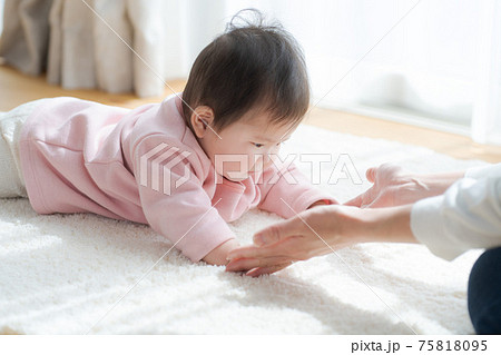 うつぶせ　赤ちゃん 75818095