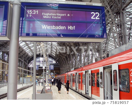 フランクフルト駅 Db ドイツ鉄道 ホームの写真素材 フランクフルト駅 Db ドイツ鉄道 ホームの写真素材