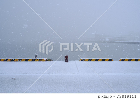 雪降る真冬の港 雪降る真冬の港 75819111