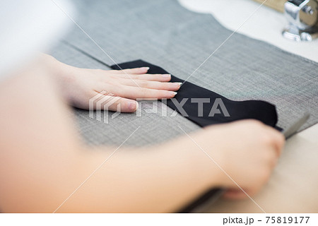 縫製工場で作業する職人 75819177