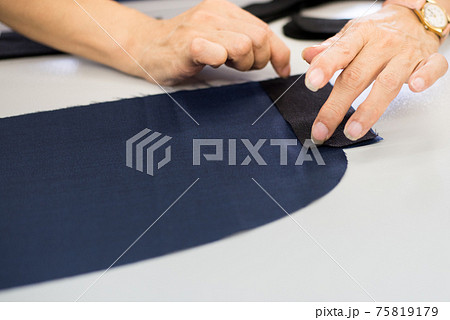 縫製工場で作業する職人 75819179