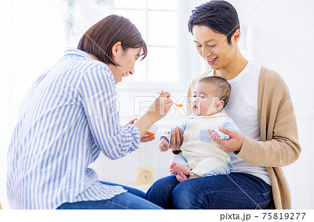 離乳食を食べようとしている赤ちゃん 75819277