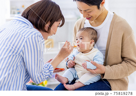 離乳食を食べようとしている赤ちゃん 離乳食を食べようとしている赤ちゃん 75819278