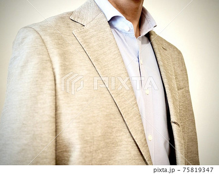 最近のビジネススタイル ビジネスマン 熱中症 COOL BIZ クールビズ ノーネクタイの男性 最近のビジネススタイル ビジネスマン 熱中症 COOL BIZ クールビズ ノーネクタイの男性 75819347