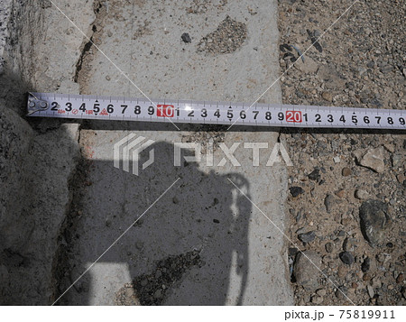 外構づくりとメジャー　境界線ブロック 75819911