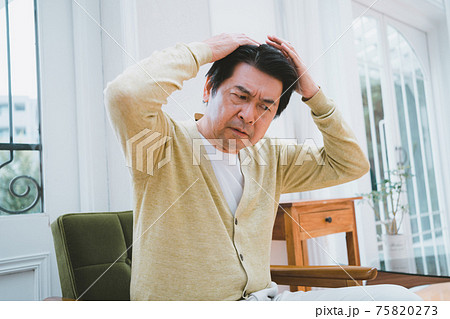 髪の毛を気にする60代男性 75820273