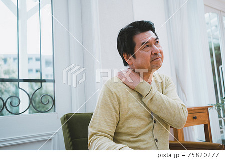 肩こり 60代男性 肩こり 60代男性 75820277