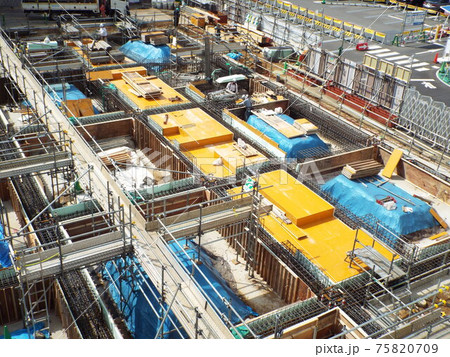 組み上がった鉄筋に型枠を設置します 75820709