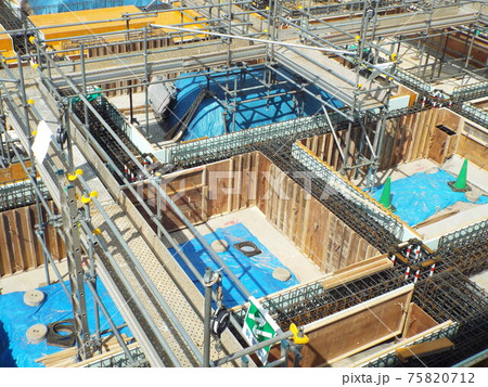 組み上がった鉄筋に型枠を設置します 75820712