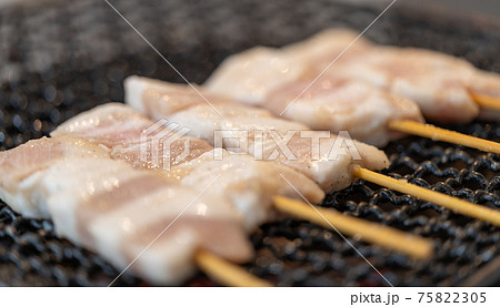 焼きとん串（豚トロ）　七輪で炭火焼き 75822305