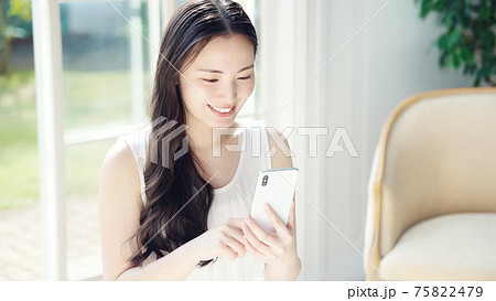 スマホを使う女性 75822479