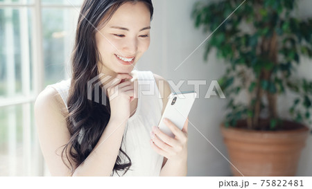 スマホを使う女性 75822481