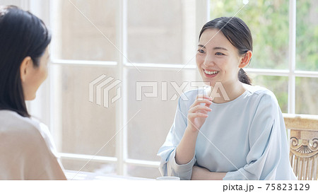会話する二人の女性 会話する二人の女性 75823129