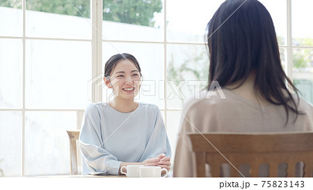 会話する二人の女性 会話する二人の女性 75823143