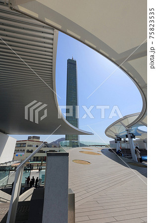 四国水族館からゴールドタワーを見る 75823535