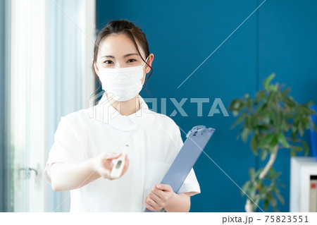看護士の女性 看護士の女性 75823551