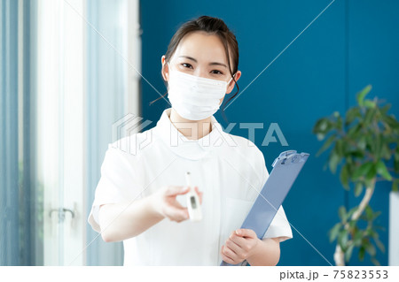 看護士の女性 75823553