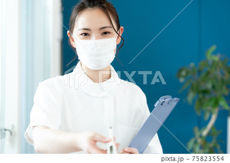 看護士の女性 75823554