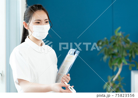 看護士の女性 75823556