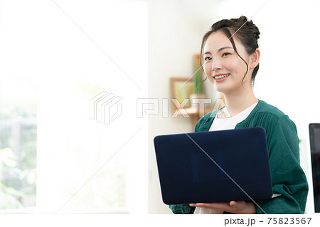 テレワークをする女性 テレワークをする女性 75823567