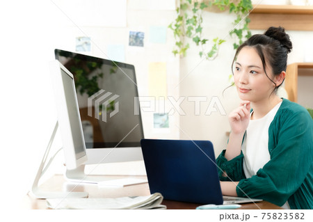 テレワークする女性 テレワークする女性 75823582