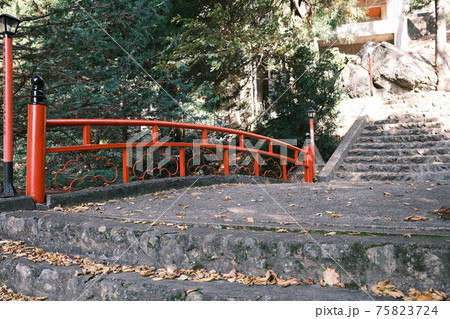 秋の神社内の橋 秋の神社内の橋 75823724