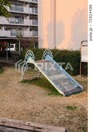 公園の滑り台 75824496