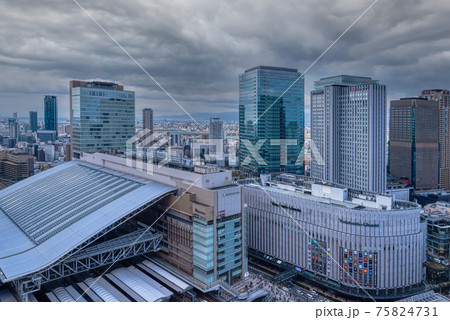 大阪　風景　雨雲【梅田から西側の眺望】 75824731
