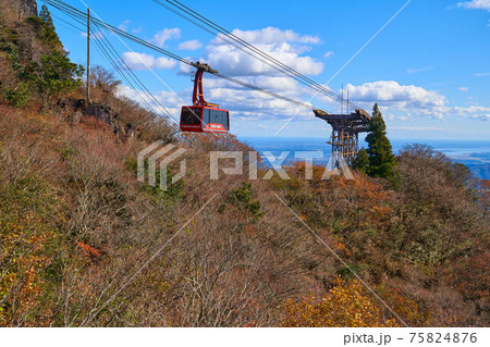 秋の筑波山(女体山)の女体山駅から筑波山ロープウェイ方面を見る 75824876