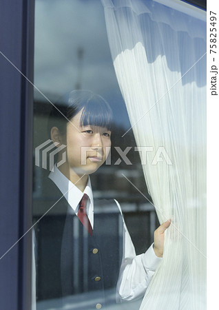 窓から外を見る中学生(外出自粛要請のイメージ) 窓から外を見る中学生(外出自粛要請のイメージ) 75825497