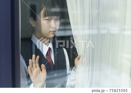 窓から外を見る中学生(外出自粛要請のイメージ) 窓から外を見る中学生(外出自粛要請のイメージ) 75825505