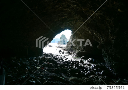 石見畳ヶ浦　賽の河原洞窟　浜田市 75825561