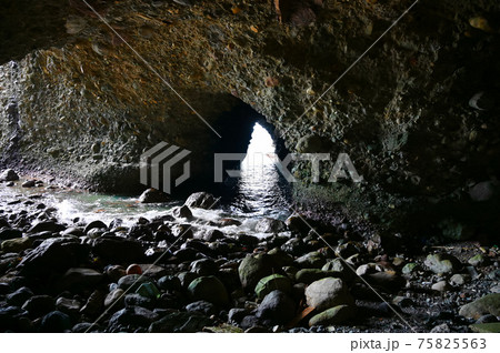 石見畳ヶ浦　賽の河原洞窟　浜田市 75825563