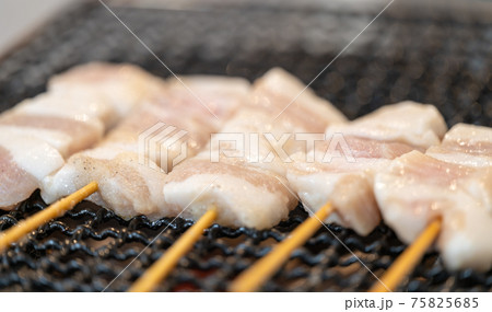 焼きとん串（豚トロ）　七輪で炭火焼き 75825685