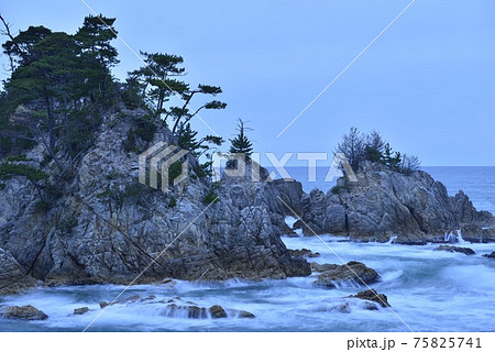 鳥取県岩美町 浦富海岸 西脇の冬波の写真素材 75825741 Pixta