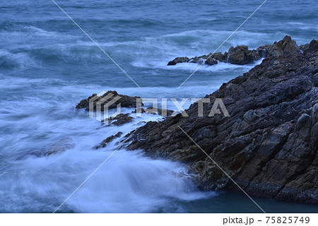 【鳥取県岩美町】浦富海岸・西脇の冬波 75825749