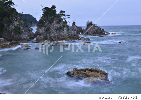 【鳥取県岩美町】浦富海岸・西脇の冬波 【鳥取県岩美町】浦富海岸・西脇の冬波 75825761