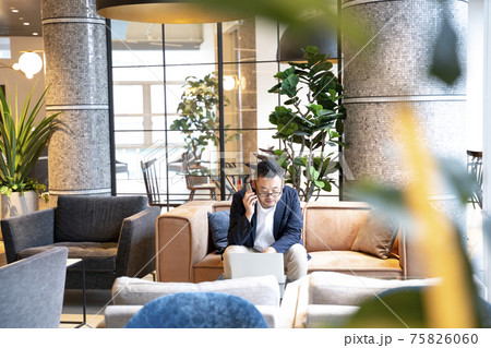 ビジネスシーン　男性　パソコン 75826060