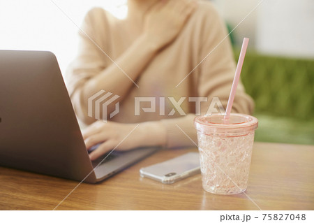在宅ワークをする女性 肩こり 75827048