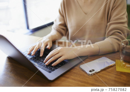 在宅ワークをする女性 在宅ワークをする女性 75827082