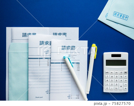 請求書と送付用封筒青背景 請求書と送付用封筒青背景 75827570