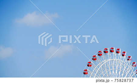 赤と白のカラフルな観覧車のある空背景の写真素材