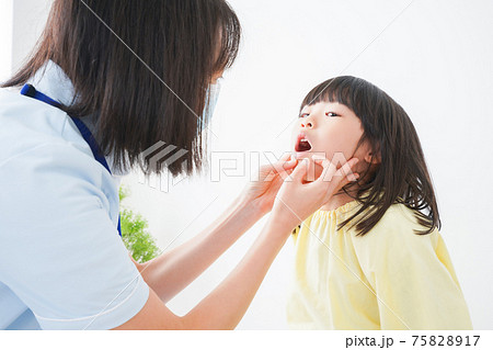 歯医者さんに治療をしてもらう小さな女の子 歯医者さんに治療をしてもらう小さな女の子 75828917