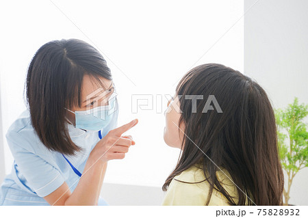 歯医者さんに治療をしてもらう小さな女の子 歯医者さんに治療をしてもらう小さな女の子 75828932