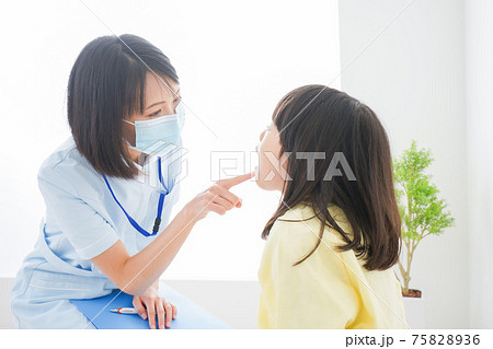 歯医者さんに治療をしてもらう小さな女の子 75828936