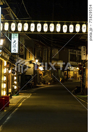 洞川温泉　温泉街の夜景 75829554