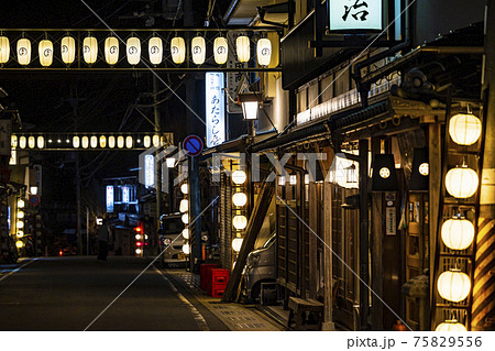 洞川温泉　温泉街の夜景 75829556