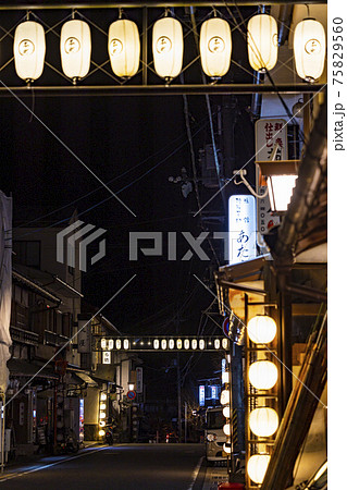 洞川温泉　温泉街の夜景 75829560