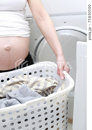 家事をする臨月の妊婦 家事をする臨月の妊婦 75830500