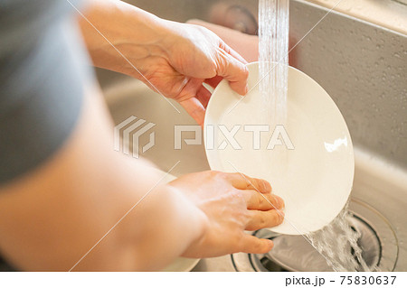 食器洗いをする男性の手元 食器洗いをする男性の手元 75830637
